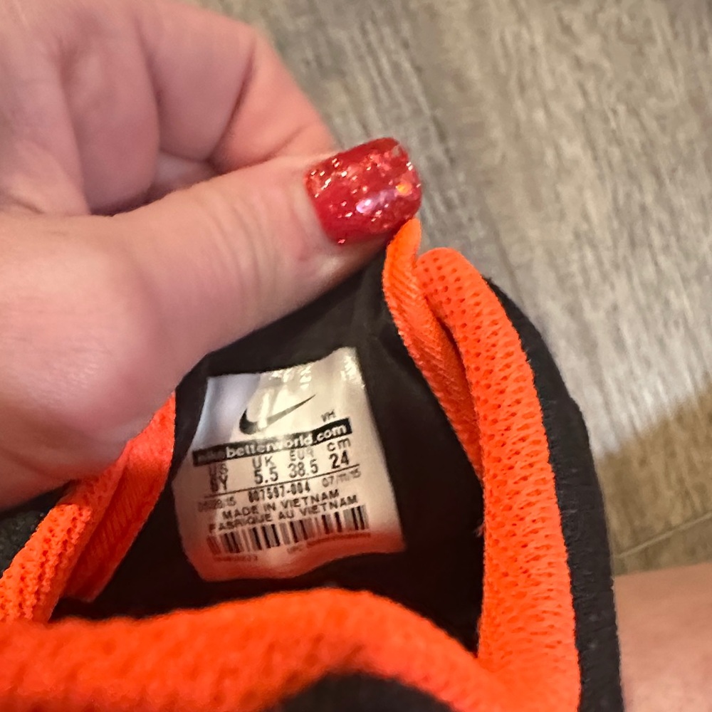 Nike Kids Black and Orange Sneakers 6Y - Picture 2 of 6